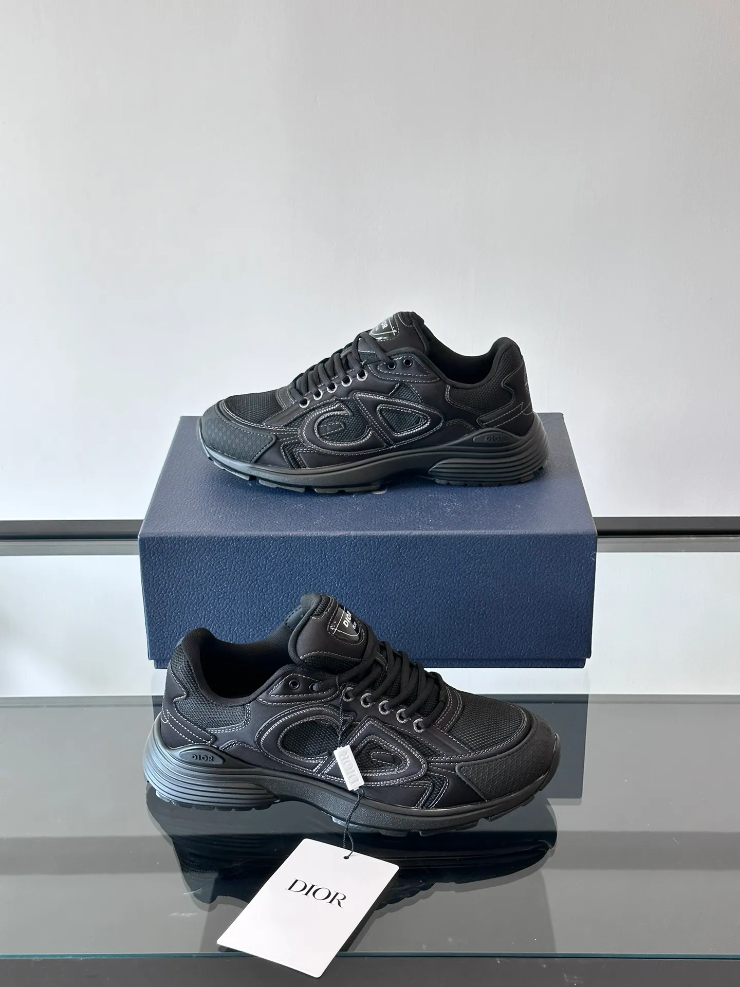 p400《Dio*》Dior B30 series sports shoes, multi-color mesh fabric and multi-color technical fabrics, this season's new B30 low-top sports shoes are one of the flagship styles of the series. Crafted from multicolor mesh and technical fabrics, it's finished with a reflective "CD30" graphic and silver-toned "DIOR B30" and "CD30" logos on the heel and tongue. An extra-light, sculpted rubber sole with signature accents adds style, while internal stretch details create ideal comfort. It can be matched with various casual styles to show a fashionable and modern sports style. Size: 38-44 (45-46 customized)